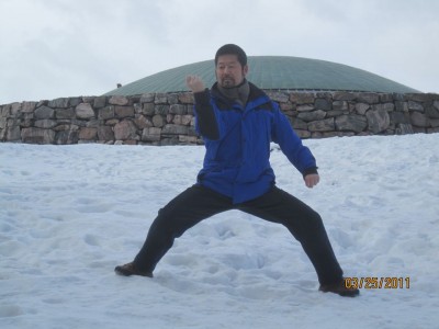 陈中华在芬兰地下城堡前练拳