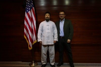 陈中华2014年在美国驻北京大使馆讲座后同美国国务院外交记者合影