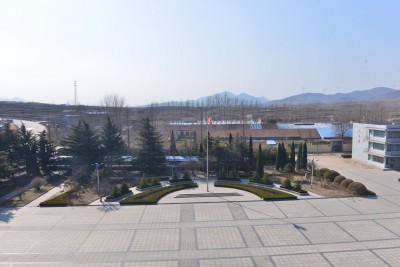 大青山国际太极学校 - 升旗台：进入正门的左侧就是升旗台。前面的广场将是太极拳广场。