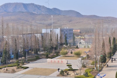 大青山国际太极学校 - 鸟瞰。背景就是大青山。