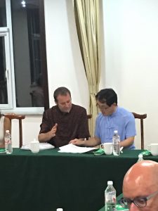 Masich大师向马县长介绍本次专修营的学习内容