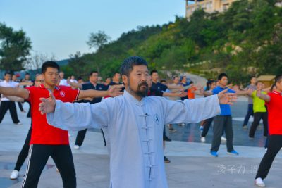 陈中华老师在第十六届大青山实用拳法讲座上教学员们混元气功。