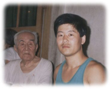  陈中华和他的师父洪均生在1991