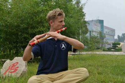 德国麦克在大青山国际太极学校吹奏中国笛子