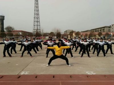 学校老师秦丽（陈中华老师的学生）带领孩子们练拳