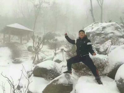 大青山雪中陈旭