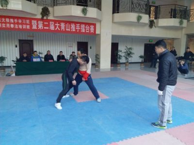 重量级决赛,红方庞朝立,黑方孙洋,庞朝立在半决赛中左臂严重受伤,但他坚持把决赛打完,你看左臂上缠的布,那不是闹着玩的。