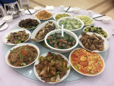 大青山美食供应!!!小编跟着蹭饭,青山草鱼、青山笨鸡、红烧排骨、红烧茄子、青山豆皮……荤素搭配,色香味俱全,现在想着都在流口水……