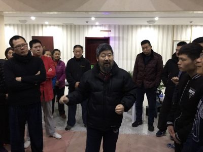 陈中华老师在晨练期间为拳友们讲拳