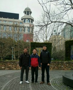 在上海人民广场晨练